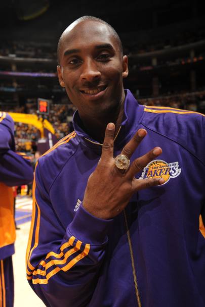 Kobe Bryant mostra il quarto anello della sua carriera